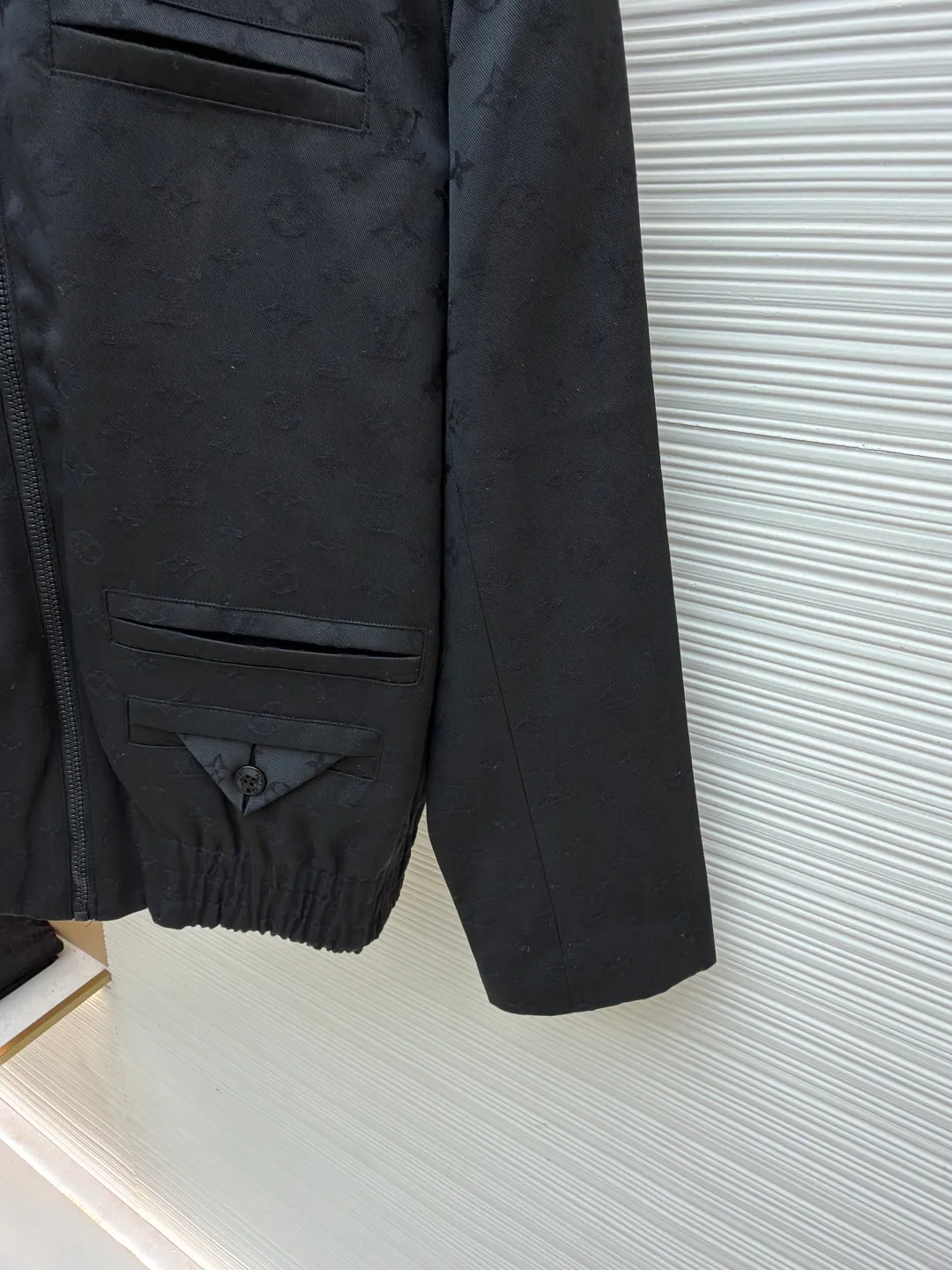LOUIS VUITTON jacquard cotton wool tunic jacket ●Original version: Purchased and developed for 27100 ●Item number: 1681668-C30 ●Fabric: wool fabric ●Technology: jacquard production ●Color: black ●Version: fitted version ●Weight: about 880 grams ●Size: 46-48-50-52 ●Description: Made of 100% wool, custom-woven products, starting from 1000 meters. The zipper adopts train pull teeth, and the brand logo is laser engraved on the logo resin slider. Buttons are custom-made with metal electroplating and color spraying. The fabric is made of jacquard, imported multi-gauge custom weaving, and it takes 40 minutes to weave one cubic meter. The lining is made of 100% Tencel custom-woven jacquard logo. Every detail is restored 1:1 to the original version. Clean tailoring meets modern style in this belted jacket. Sheep wool creates a classic silhouette, while all-over Monogram jacquard adds subtle texture. The elastic waist gives it a sporty look, and welt pockets add a formal touch. The overall wiring is straight and delicate, the fabric is comfortable and soft, and the color is consistent without color difference. It can be matched with the same style to create a fashionable look and control various occasions. Customized accessories, complete with three standards, same style for men and women!